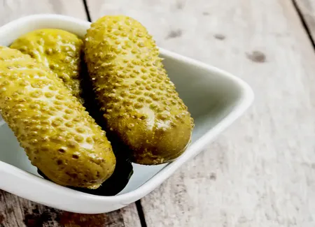 Bocaux de cornichons à la russe