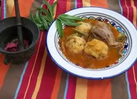 Azbane ( boulettes de semoule parfumées et bouillon aux légumes et à la viande)