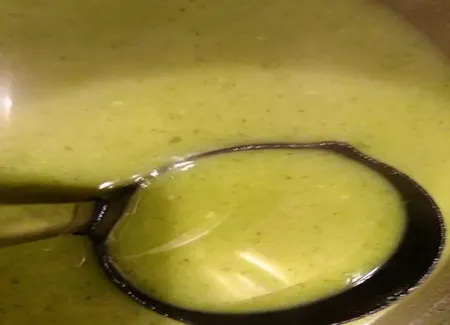 Soupe toute verte (poireaux, courgettes et persil)