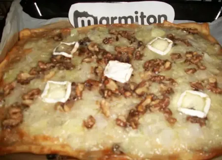 Pizza oignons, fromage et noix