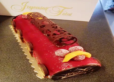 Bûche de noël à la mousse de framboise et de mangue