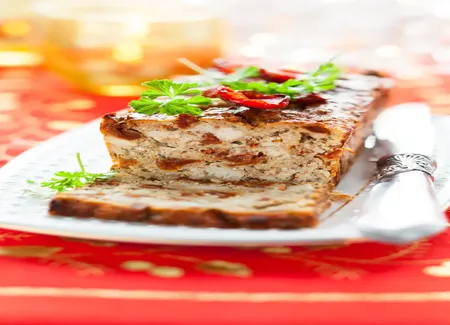 Cake au poulet, tomates séchées et olives