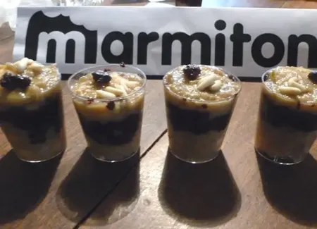 Dessert aux fruits et au chocolat en verrine