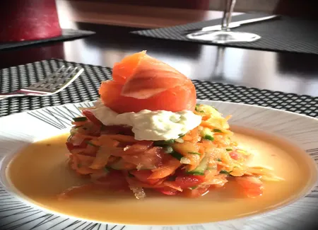 Délice de saumon fumé sur tartare de légumes et crème montée à l'ail et ciboulette