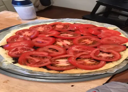 Tarte aux tomates sur lit de tapenade