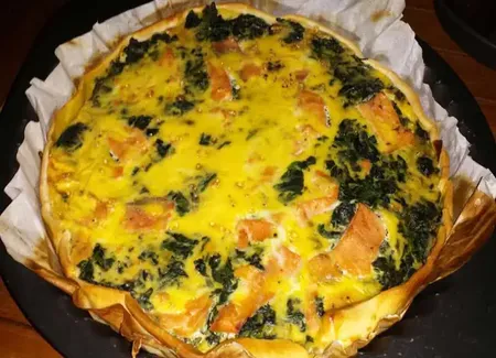 Tarte aux épinards, poireaux et saumon fumé