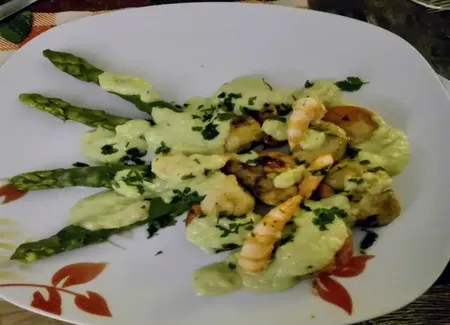 Noix de saint jacques et son velouté d'asperge