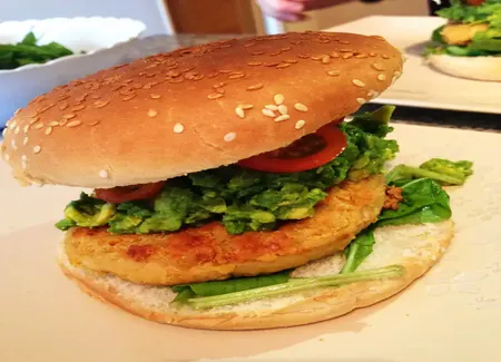Burger savoureux aux pois chiches et avocats