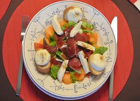 Salade du sud : melon et jambon cru aux deux fromages