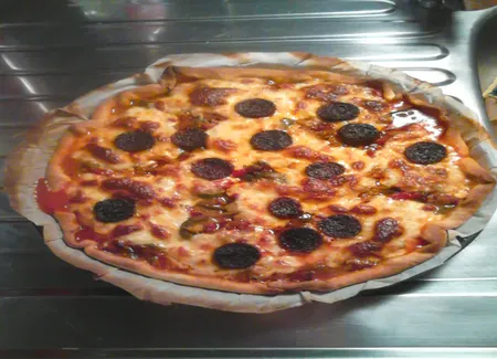 Pizza aux légumes du soleil-chorizo-mozarella