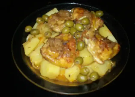 Tajine marocain de poulet aux pommes de terres et olives