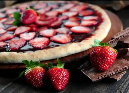 Pizza royale aux fruits et au chocolat