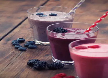 Smoothie aux fruits (orange, kiwi, banane...)