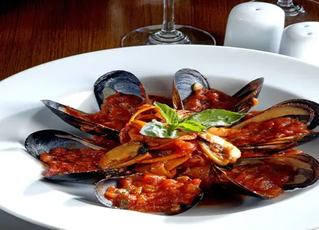 Moules au vin blanc et à la tomate