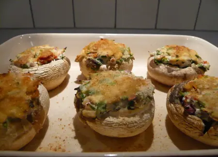 Champignons farcis au bibeleskaes (fromage blanc alsacien) et chorizo