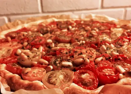 Tarte tomates tapenade et pignons de pin