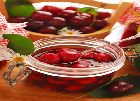 Bocaux de cerises au sirop