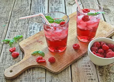 Boissons et glaçons assortis (menthe ou framboises)