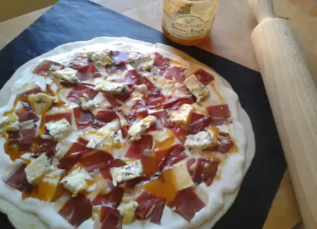 Pizza du sud ouest : magret de canard, roquefort