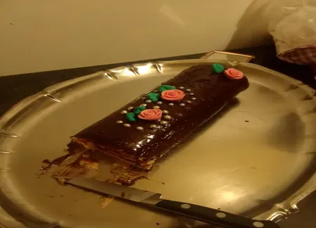 Roulé à la framboise avec nappage au chocolat