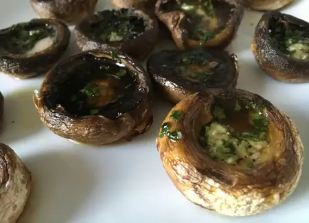 Champignons farcis en persillade