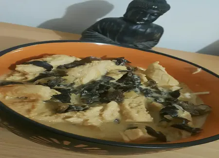 Soupe au poulet, coco, citronnelle