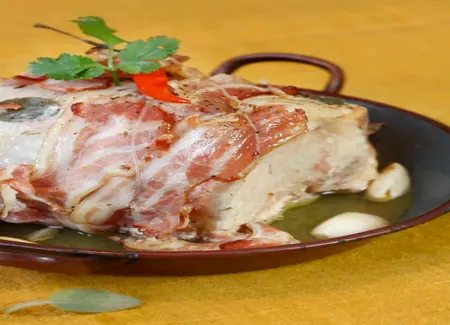 Rôti de porc au lard et petits oignons