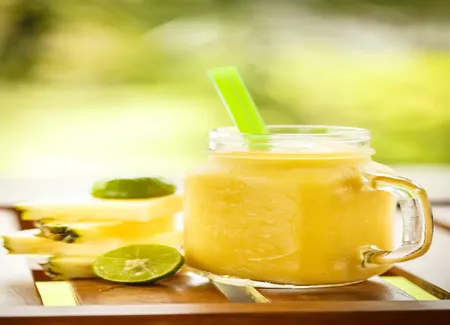 Smoothie ananas, poire, pêche, orange