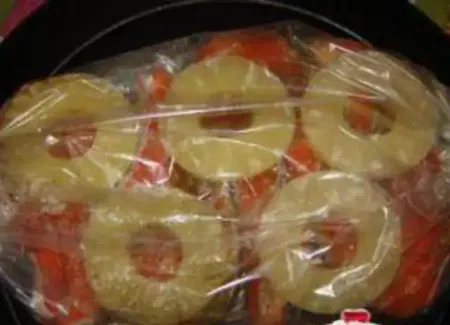 Le poisson cuit sous les ananas