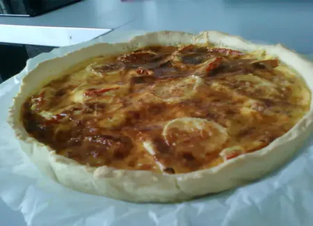 Tarte aux oignons et chèvre sur lit de tomates