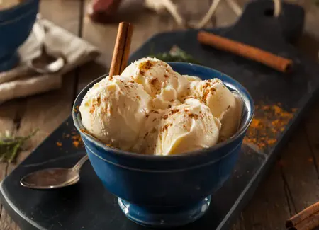 Glace au lait et à la cannelle