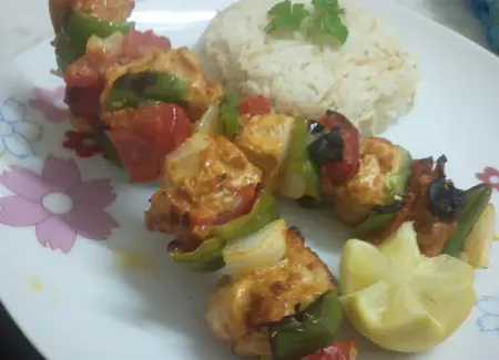 Brochettes de poulet mariné aux herbes et aux légumes