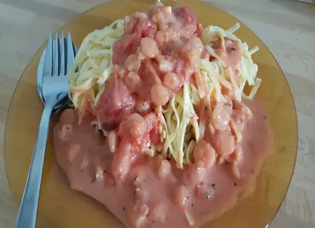 Pâtes aux crevettes et sauce tomate fraîche