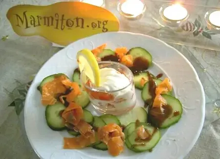 Carpaccio de concombre et saumon et son verre de crevettes