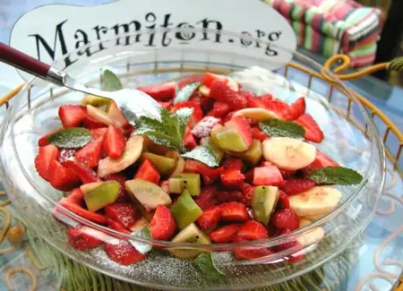 Salade de fraises, kiwis, bananes, citron