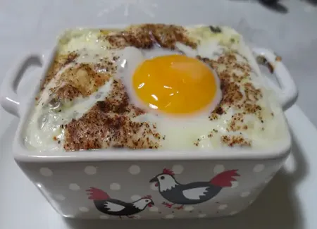 Oeufs cocottes aux poireaux et au roquefort
