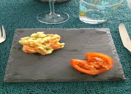 Tartare de saumon fumé et concombre à ma façon