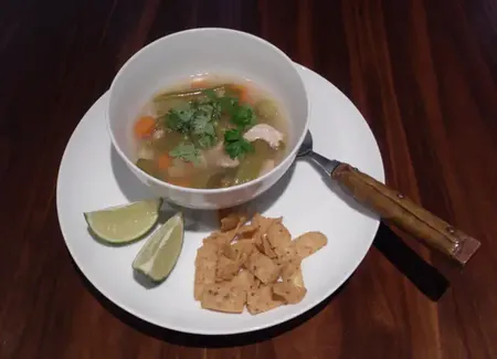Soupe au poulet et citron vert
