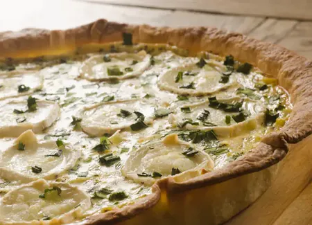 Tarte aux trois fromages (roquefort, chèvre, emmental)