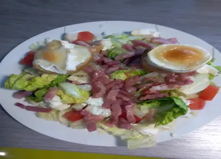 Salade de lardons et chèvre au miel