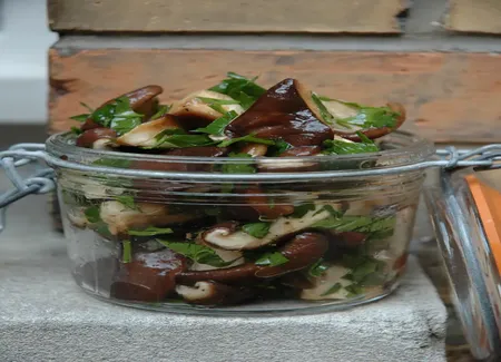 Salade de shii-také aux fines herbes