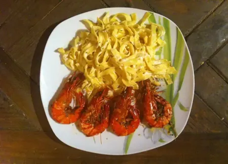 Crevettes sautées et tagliatelles à la crème