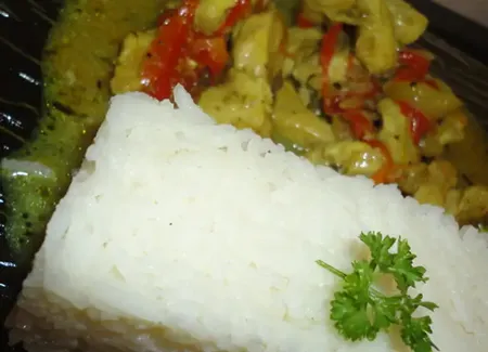 Poulet au curry, ananas et lait de coco