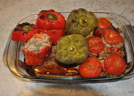 Tomates et poivrons farcis au boeuf et couscous