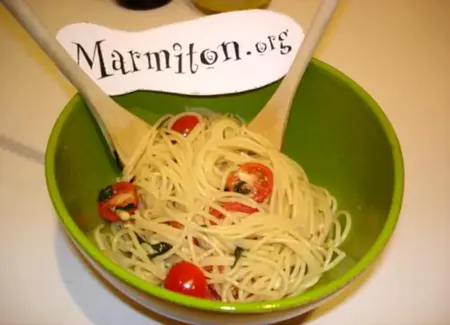 Spaghetti aux tomates cerises et au basilic