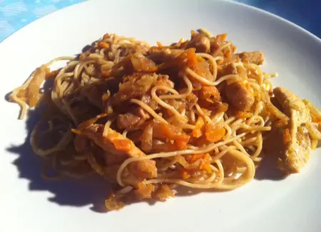 Nouilles sautées au poulet et chou-rave