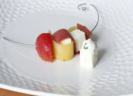 Brochettes apéritives à la viande des grisons et sauce au yaourt