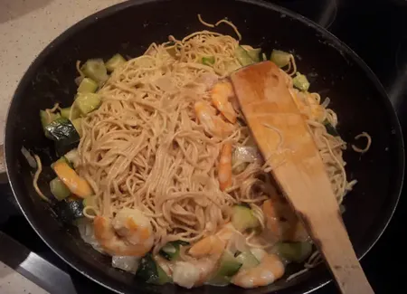 Nouilles chinoises aux courgettes, curry et lait de coco