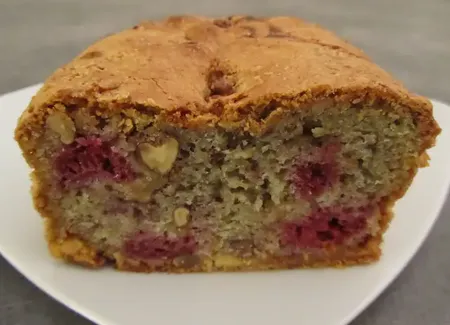 Gâteau à la framboise, noix et chocolat blanc