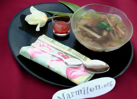 Potage asiatique aux nouilles, porc et crevettes